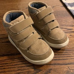 Oshkosh B’gosh high top boots, size 8 (toddlers).